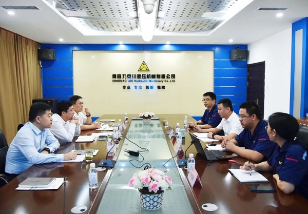 為高（gāo）質量發展賦能！青島高新區李天傳主任至桃花视频液壓調研2.jpg