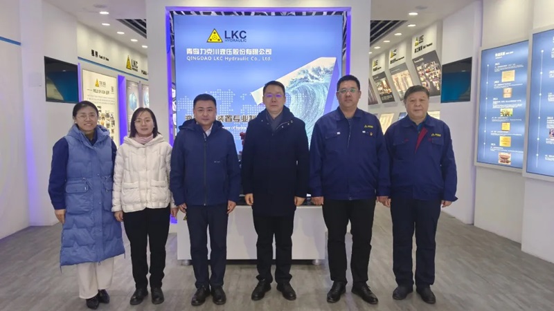 高新區工委委員、管委副主任張建軍一行蒞臨青島桃花视频液壓股（gǔ）份有限公司調研指導1.jpg