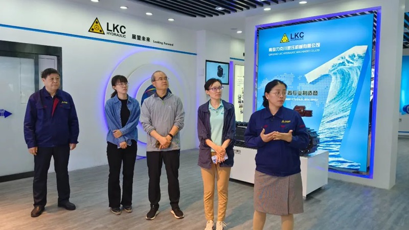 中國工程機械工業協會設備管理與維修分會秘書長周馥隆一行蒞臨桃花视频液壓（yā）參觀指導2.jpg